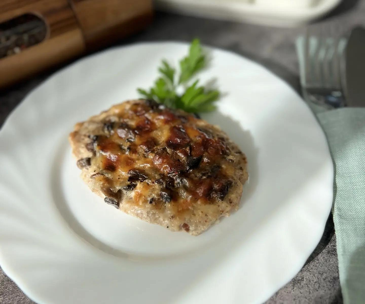 Свинина с грибами и сыром