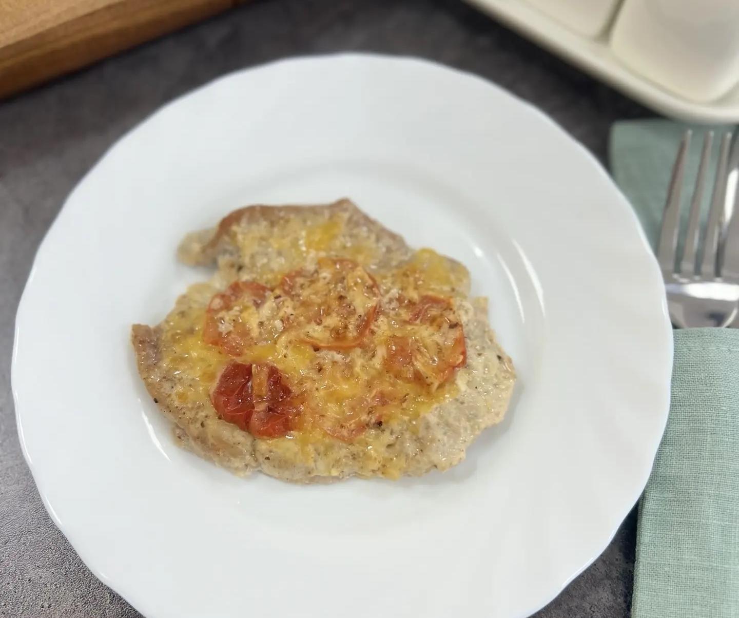Свинина с помидорами и сыром